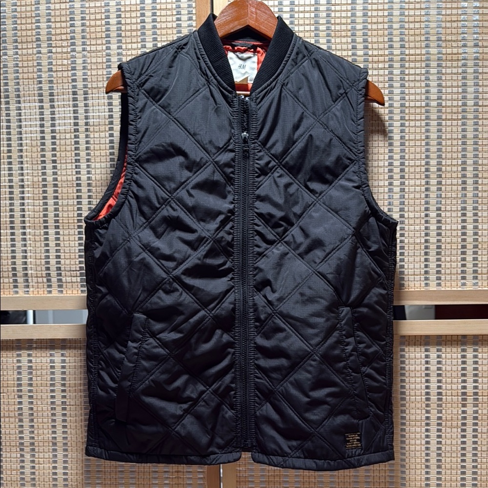 H&M Black Quilted Vest with Sleek Design